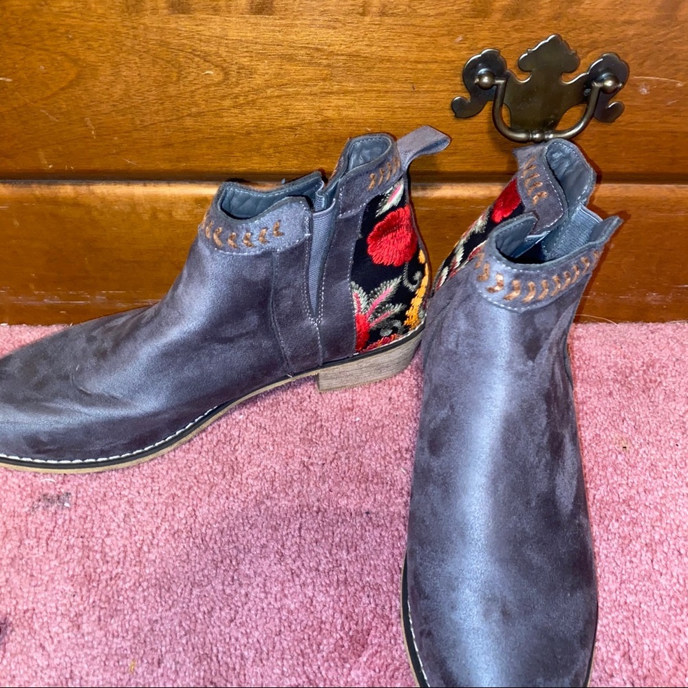 Tiara Boots